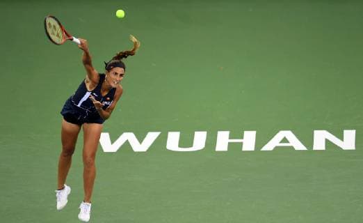 (180926) -- WUHAN, Sept. 26, 2018 -- Monica Puig of Puerto Rico returns a shot to Caroline Wozniacki of Denmark during their singles third round match at the 2018 WTA Tennis Damen Wuhan Open tennis tournament in Wuhan, central China s Hubei Province, on Sept. 26, 2018. Monica Puig won 2-0. ) (SP)CHINA-WUHAN-TENNIS-WTA-WUHAN OPEN-SINGLES(CN) LinxYiguang 