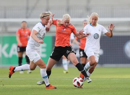 Nilla Fischer VfL Wolfsburg A Calderon Thor KA Pernille Harder VfL Wolfsburg