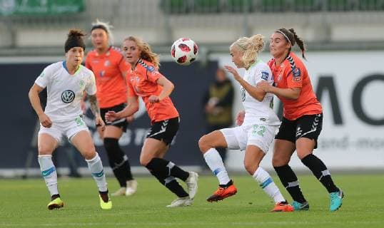 Pernille Harder VfL Wolfsburg in a duel