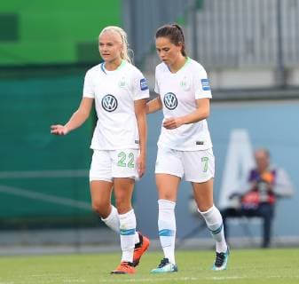 Torjubel after the 1 0 by Pernille Harder VfL Wolfsburg right Sara Bjoerk Gunnarsdottir VfL Wolfsburg