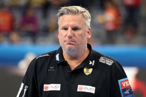 Nikolaj Jacobsen coach head coach RNL single action action action disappointed looking disappointment frustration disappointed pessimistic handball Champions League Rhein Neckar Löwen HC Meshkov Brest xozx