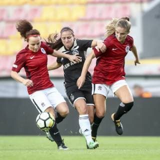PRAAG, 26-09-2018 ,Generali Arena , Sparta Praha - Ajax (women) Round of 32 , 2nd leg Womens Champions league 2018 2019, Ajax player Vanity Lewerissa (m) between two players of Sparta Praha during the match Sparta Praha - Ajax (women) Sparta Praha - Ajax (women)  x2496630x