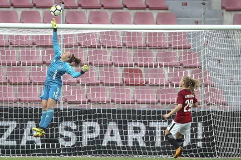 PRAAG, 26-09-2018 ,Generali Arena , Sparta Praha - Ajax (women) Round of 32 , 2nd leg Womens Champions league 2018 2019, Ajax goalkeeper Lize Kop (l) Sparta Praha player Pavl™na Nepokojov¡ (r) during the match Sparta Praha - Ajax (women) Sparta Praha - Ajax (women)  x2496633x