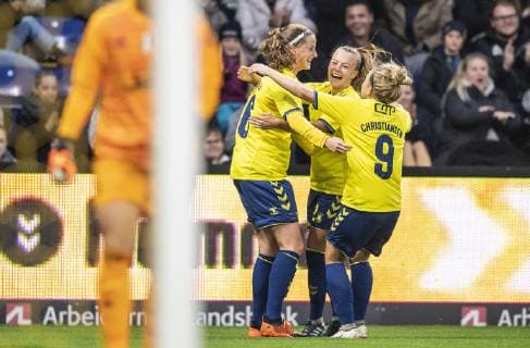 Nicoline Soerensen, Broendby IF, Olga Ahtinen, Broendby IF og Nanna Christiansen, Broendby IF, jubler efter maalet til 1-0, under Womens Champions League-kampen mellem Broendby IF og Juventus FC paa Broendby Stadion onsdag den 26. september 2018.. , Broendby Denmark  Copyright: AndersxKjaerbyex-xRitzauxScanpix AndersxKjaerbyex cop101 spdk20180926-190221-L