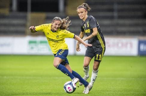 Mille Gejl, Broendby IF og Barbara Bonansea, Juventus FC, under Womens Champions League-kampen mellem Broendby IF og Juventus FC paa Broendby Stadion onsdag den 26. september 2018.. , Broendby Denmark  Copyright: AndersxKjaerbyex-xRitzauxScanpix AndersxKjaerbyex cop101 spdk20180926-190226-L