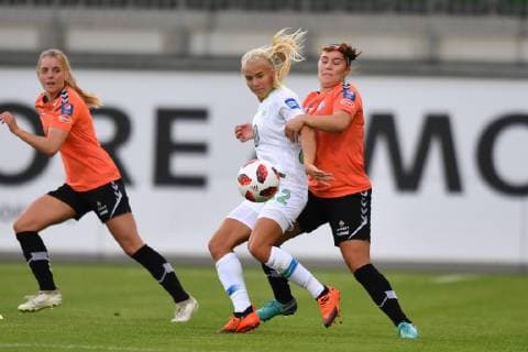 Duel Pernille Harder Wolfsburg 22 with Arna Asgrimsdottir Thor 11 Football UWCL Champions League VFL Wolfsburg Thor KA xmkx