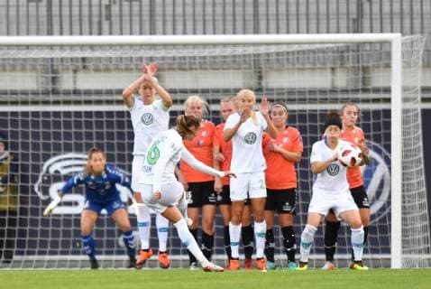 Caroline Graham Hansen Wolfsburg 26 scores a free kick Soccer UWCL Champions League VFL Wolfsburg Thor KA xmkx