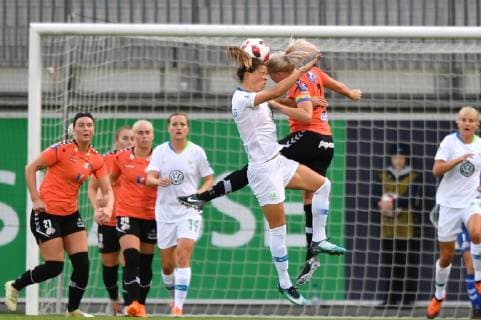 Icelandic header duel Sara Björk Gunnarsdottir Wolfsburg 7 with Sandra Jessen Thor AK 7 Football UWCL Champions League VFL Wolfsburg Thor KA xmkx