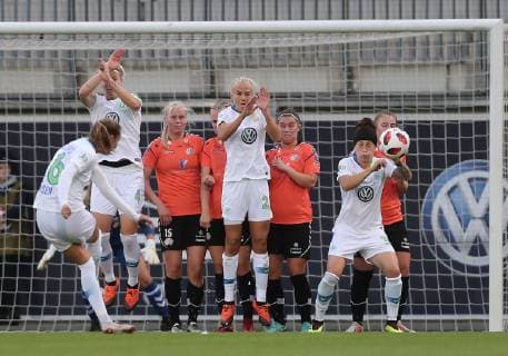 free kick by Caroline Graham Hansen VfL Wolfsburg