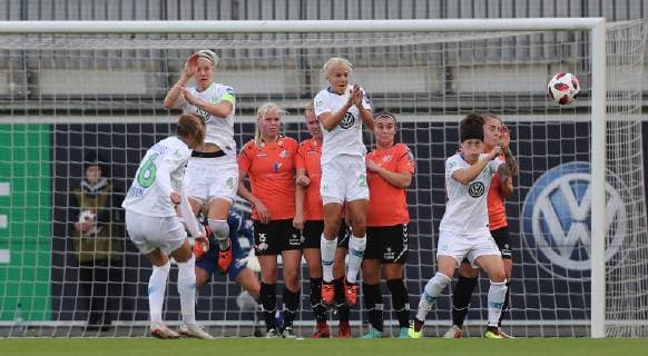 free kick by Caroline Graham Hansen VfL Wolfsburg