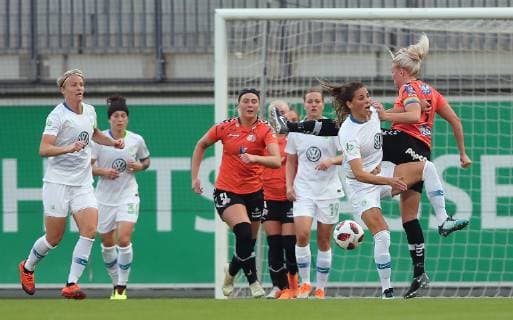 Sara Bjoerk Gunnarsdottir VfL Wolfsburg in a duel with S Jessen Thor KA