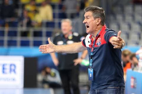 Manuel Cadenas Montanes Manolo Cadena coach head coach Brest gives instructions gesticulating gestures with the arms gives instructions gesticulate single action action handball Champions League Rhein Neckar lion HC Meshkov Brest xozx
