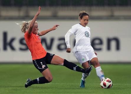 S Jessen Thor KA in a duel with Babett Peter VfL Wolfsburg