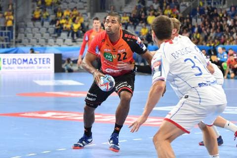 Rhein Neckar Loewen HC Meshkov Brest Rhein Neckar Loewe Mads Mensah Larsen Nr 22 faces two opponents in the Champions League game Rhein Neckar Loewen HC Meshkov Brest Mannheim 26 09 18 Handball Champions League Mannheim Baden Wuerttemberg Germany SAP Arena