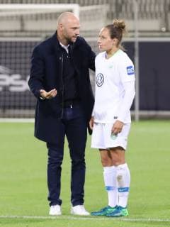 CL VfL Women vs. Thor Womens Football Champions League 1 round return match VfL Wolfsburg vs. Thor KA picture shows VfL coach Stephan Lerch with Babett Peter VfL 8 Wolfsburg