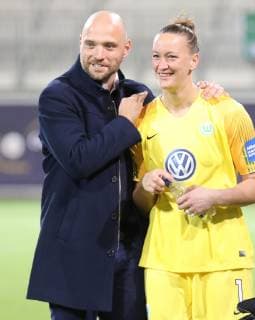 CL VfL Women vs. Thor Womens Football Champions League 1 Round 2nd leg VfL Wolfsburg vs. Thor KA picture shows VfL coach Stephan Lerch with Almuth Schult VfL 1 Wolfsburg