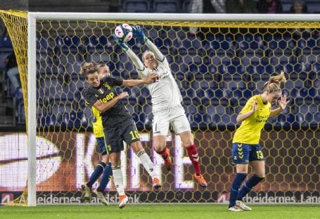 Cristiana Girelli, Juventus FC og Katrine Abel, Broendby IF, under Womens Champions League-kampen mellem Broendby IF og Juventus FC paa Broendby Stadion onsdag den 26. september 2018.. , Broendby Denmark  Copyright: AndersxKjaerbyex-xRitzauxScanpix AndersxKjaerbyex cop101 spdk20180926-202909-L