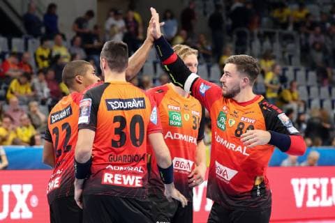 Rhein Neckar Löwen players cheer for a goal Cheers Torjubel Goalkeeping celebrate the goal goal celebration Cheering over the goal optimistic Action Action Handball Champions League Rhein Neckar Löwen HC Meshkov Brest xozx