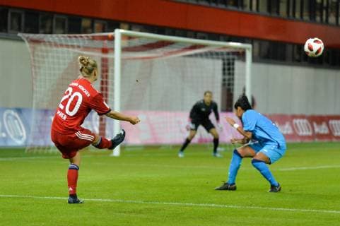 Cross from Leonie Maier FC Bayern Munich Leo Maier Munich Germany 26 09 2018 Sport UEFA Women s Champions League FC Bayern Munich ZFK Spartak Subotica xklx