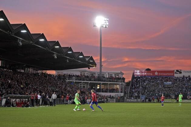 26 09 2018 Football 3 Bundesliga 2018 2019 9 Matchday SpVgg Unterhaching TSV 1860 Munich at the Alpenbauer Sportpark Unterhaching Sunset in the sky above the stadium DFL and DFB regulations prohibit any use of images as image sequences or quasi video