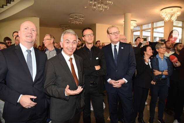 27 09 2018 GER Frankfurt am Main Romans UEFA Euro 2024 Mayor Uwe Becker Lord Mayor Peter Feldmann Eintracht Frankfurt CEO Fredi Bobic Sports Deputy Markus Frank looking spellbound at the screen next to them Councilwoman Rosemarie Heilig and lawyer Sylvia Schenk DFL regulations prohibit any use of photographs as image sequences and or almost video