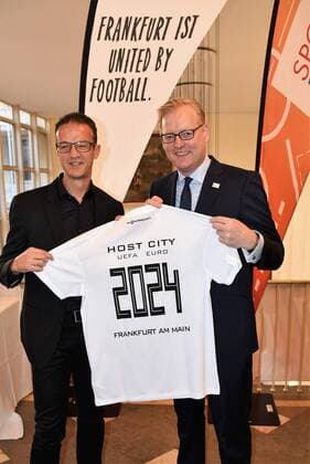 27 09 2018 GER Frankfurt am Main Römer UEFA Euro 2024 in Germany Eintracht executive board member Fredi Bobic and sports department head Markus Frank with the jersey DFL regulations prohibit any use of images as image sequences or quasi video