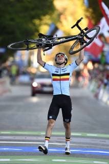 Sport Themen der Woche KW39 Sport Bilder des Tages Belgian Remco Evenepoel celbrates after winning and carries his bike at the men s juniors road race the 2018 UCI Road World Championships Cycling in Kufstein, Tirol, Austria, Thursday 27 September 2018. This year s Worlds are taking place from 22 to 30 September. ERICxLALMAND  x05435402x