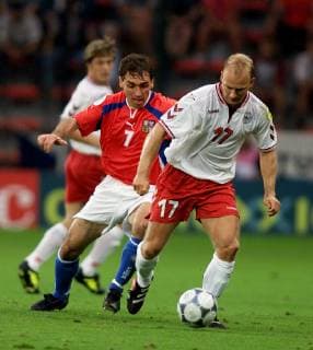 (ARKIV) - - EURO 2000 Danmark - Jiri Nemec, Bjarne Goldbaek og Thomas Helveg i baggrunden onsdag juni 21, 2000 i Liege. Tidligere fodboldspiller Bjarne Goldbaek fylder 50 aar loerdag den 6. oktober 2018.. , LIEGE Belgien  Copyright: LARSxMOELLERx COP115 spdk20180928-094311-A