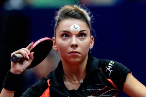 Sport Themen der Woche KW39 Sport Bilder des Tages Bernadette Szocs of Romania returns a shot to Wu Yue of United States in their Women s Singles Group 4 Match 1 during the Uncle Pop 2018 ITTF Women s World Cup in Chengdu city, southwest China s Sichuan province, 28 September 2018. Bernadette Szocs defeated Wu Yue 4-2 (11-6, 11-4, 11-9, 9-11, 9-11, 11-9). Bernadette Szocs beats Wu Yue at 2018 ITTF Women s World Cup  20180928_71989