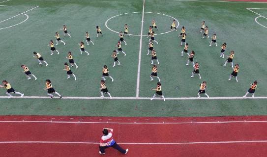 Sport Themen der Woche KW39 Sport Bilder des Tages (180928) -- FUZHOU, Sept. 28, 2018 -- Primary students practice a special radio gymnastics, which imitates Chinese opera in Fuzhou of east China s Jiangxi Province, on Sept. 28, 2018. ) (SP)CHINA-JIANGXI-FUZHOU-RADIO GYMNASTICS(CN) WanxXiang 