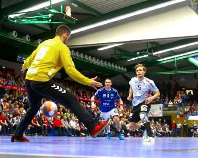 Per seven meters over Marten Franke Emsdetten Goalkeeper Eric Töpfer Aue Handball 2 League 2018 19 EHV Aue TV Emsdetten at 28 9 2018 EHV Aue TV Emsdetten