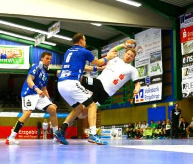 Jump shot by Merten Krings Emsdetten next to Kevin Roch Aue handball 2 league 2018 19 EHV Aue TV Emsdetten at 28 9 2018 EHV Aue TV Emsdetten