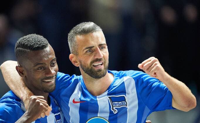 Sport Bilder des Tages German Soccer, Berlin, September 28, 2018 Vedad IBISEVIC, Hertha 19 shoot goal for 1-0 against Manuel NEUER, FCB 1 Cheering, joy, emotions, celebrating, laughing, cheering, rejoice, tearing up the arms, clenching the fist, celebrate, celebration, Salomon KALOU, Hertha 8 HERTHA BSC BERLIN - FC BAYERN MUNICH - DFL REGULATIONS PROHIBIT ANY USE OF PHOTOGRAPHS as IMAGE SEQUENCES and or QUASI-VIDEO - 1.German Soccer League , Berlin, September 28, 2018, Season 2018 2019, matchday 6 Photographer: Peter Schatz MAGICS