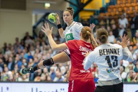 Emily Bölk 20 Germany at the litter during the match between Germany and Russia in the Anhalt Arena on 29 September 2018 in Dessau Saxony Anhalt Germany HB LS D Germany Russia Copyright: xHartmutxBoesenerx xEibner-Pressefotox EP_hbr