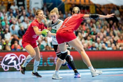 Maren Weigel 22 Germany in a duel with Daria Dmitrieva 7 Russia during the encounter in the international match between Germany and Russia in the Anhalt Arena on 29 September 2018 in Dessau Saxony Anhalt Germany HB LS D Germany Russia Copyright: xEIBNER HartmutxBoesenerx EP_HBR
