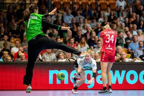 Amelie Berger 3 Germany with the throw with Elizaveta Malashenko 34 Russia during the meeting in the Laenderspiel between Germany and Russia in the Anhalt Arena on 29 September 2018 in Dessau Saxony Anhalt Germany HB LS D Germany Russia Copyright: xEIBNER HartmutxBoesenerx EP_HBR