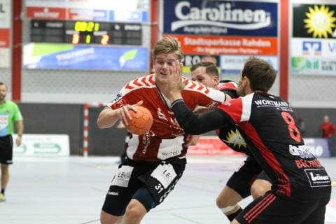 Daly Runarsson VfL Luebeck Schwartau 31 against Marian Orlowski TuS N Luebbecke 29 in the back and Jens Bechtloff TuS N Luebbecke 8 in front TuS N Luebbecke vs VfL Luebeck Schwartau Handball 2 Bundesliga 29 09 2018 TuS N Luebbecke vs VfL Luebeck Schwartau Handball 2 Bundesliga 29 09 2018 Luebbecke Copyright: xEIBNER JanxStrohdiekx EP_JSK