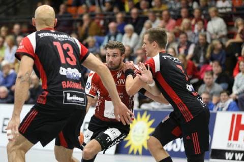 Markus Hansen VfL Luebeck Schwartau 11 against Patryk Walczak TuS N Luebbecke 7 on the right and Marko Bagaric TuS N Luebbecke 13 on the front TuS N Luebbecke vs VfL Luebeck Schwartau Handball 2 Bundesliga 29 09 2018 TuS N Luebbecke vs VfL Luebeck Schwartau Handball 2 Bundesliga 29 09 2018 Luebbecke Copyright: xEIBNER JanxStrohdiekx EP_JSK