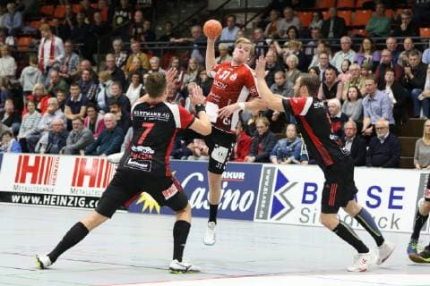Daly Runarsson VfL Luebeck Schwartau 31 against Jo Gerrit Genz TuS N Luebbecke 5 right and Patryk Walczak TuS N Luebbecke 7 left TuS N Luebbecke vs VfL Luebeck Schwartau Handball 2 Bundesliga 29 09 2018 TuS N Luebbecke vs VfL Luebeck Schwartau Handball 2 Bundesliga 29 09 2018 Luebbecke Copyright: xEIBNER JanxStrohdiekx EP_JSK
