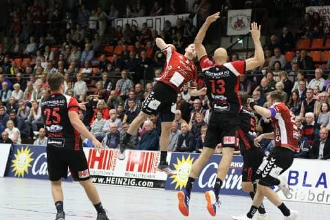Pawel Genda VfL Luebeck Schwartau 6 steps up Marko Bagaric TuS N Luebbecke 13 front and Jo Gerrit Genz TuS N Luebbecke 5 right TuS N Luebbecke vs VfL Luebeck Schwartau Handball 2 Bundesliga 29 09 2018 TuS N Luebbecke vs VfL Luebeck Schwartau Handball 2 Bundesliga 29 09 2018 Luebbecke Copyright: xEIBNER JanxStrohdiekx EP_JSK