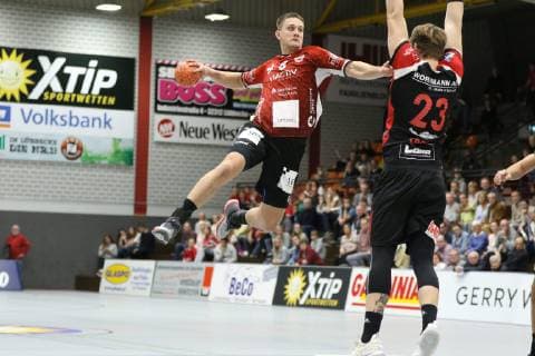 Pawel Genda VfL Luebeck Schwartau 6 against Valentin Spohn TuS N Luebbecke 23 right TuS N Luebbecke vs VfL Luebeck Schwartau Handball 2 Bundesliga 29 09 2018 TuS N Luebbecke vs VfL Luebeck Schwartau Handball 2 Bundesliga 29 09 2018 Luebbecke Copyright: xEIBNER JanxStrohdiekx EP_JSK