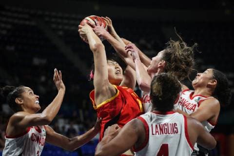(180929) -- TENERIFE, Sept. 29, 2018 -- Li Yueru (2nd L) of China vies for the ball during a class 5-8 match against Canada at the 2018 FIBA Women s Basketball World Cup in San Cristobal de la Laguna in Tenerife, Spain, Sept. 29, 2018. ) (SP)SPAIN-TENERIFE-FIBA WOMEN S BASKETBALL WORLD CUP-QUARTER-FINAL ZhengxHuansong 