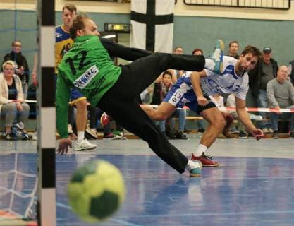 29 09 2018 Germany Kornwestheim Handball 3 Handball Liga Süd SV Kornwestheim vs HSG Konstanz midfielder Simon Tölke HSG Peter Jungwirth SVK
