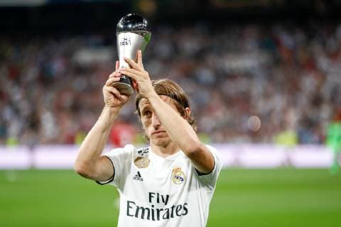 Sport Themen der Woche KW39 Sport Bilder des Tages September 29, 2018 - Luka Modric of Real Madrid with trophy The Best during the La Liga (Spanish Championship) football match between Real Madrid and Atletico de Madrid on September 29th, 2018 at Santiago Bernabeu stadium in Madrid, Spain. Soccer: La Liga - Real Madrid v Atletico de Madrid - ZUMAa181 20180929_zaa_a181_292 Copyright: xAFP7x