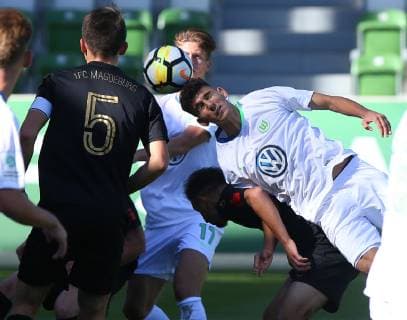 VfL vs Magdeburg, A-Junioren BL Wolfsburg, 29.09.2018, FUßBALL - VfL Wolfsburg U19 vs 1. FC Magdeburg, A-Junioren Bundesliga, Saison 2018-2019, AOK Stadion. Wolfsburg *** VfL vs Magdeburg A Juniors BL Wolfsburg 29 09 2018 FOOTBALL VfL Wolfsburg U19 vs 1 FC Magdeburg A Juniors Bundesliga Season 2018 2019 AOK Stadion Wolfsburg
