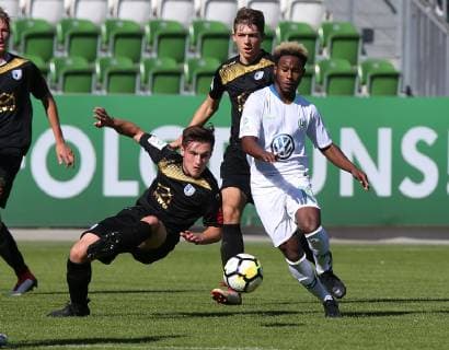 VfL vs Magdeburg, A-Junioren BL Wolfsburg, 29.09.2018, FUßBALL - VfL Wolfsburg U19 vs 1. FC Magdeburg, A-Junioren Bundesliga, Saison 2018-2019, AOK Stadion. John Yeboah (VfL Wolfsburg U19) Wolfsburg *** VfL vs Magdeburg A Juniors BL Wolfsburg 29 09 2018 FOOTBALL VfL Wolfsburg U19 vs 1 FC Magdeburg A Junior Bundesliga Season 2018 2019 AOK Stadium John Yeboah VfL Wolfsburg U19 Wolfsburg