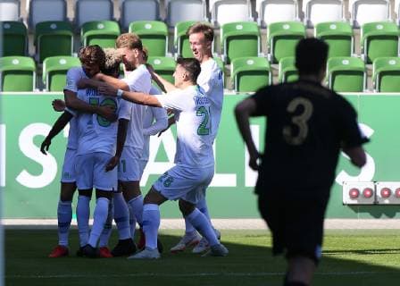 VfL vs Magdeburg, A-Junioren BL Wolfsburg, 29.09.2018, FUßBALL - VfL Wolfsburg U19 vs 1. FC Magdeburg, A-Junioren Bundesliga, Saison 2018-2019, AOK Stadion. Torjubel Wolfsburg *** VfL vs Magdeburg A Juniors BL Wolfsburg 29 09 2018 FOOTBALL VfL Wolfsburg U19 vs 1 FC Magdeburg A Youth Bundesliga Season 2018 2019 AOK Stadium Torjubel Wolfsburg