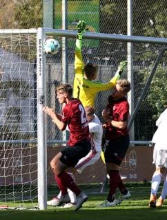 29.09.2018 - Fussball - Saison 2018 2019 - Bundesliga Süd Südwest - 7. Spieltag: 1. FC Nürnberg Nuernberg FCN U19 A-Junioren ( Club ) - FC Ingolstadt 04 U19 - DaMa - Lukas Schellenberg (1, FC Ingolstadt 04 ) lenkt Ball an den Pfosten *** 29 09 2018 Football Season 2018 2019 Bundesliga South Southwest 7 Round 1 FC Nürnberg Nuernberg FCN U19 A Junior Club FC Ingolstadt 04 U19 DaMa Lukas Schellenberg 1 FC Ingolstadt 04 directs Ball onto the post