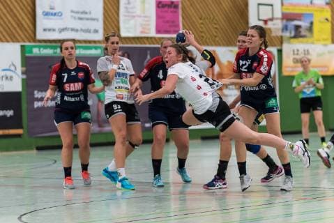 Louisa De Bellis VfL Waiblingen 21 Marie Christine Beddies SG H2Ku Herrenberg Kuties 22 SG H2Ku Herrenberg Kuties vs VfL Waiblingen Tigers Handball 2 Bundesliga Women HBF 18 19 29 09 2018 SG H2Ku Herrenberg Kuties vs VfL Waiblingen Tigers Handball 2 Bundesliga Women HBF 18 19 29 09 2018 Herrenberg Copyright: xEIBNER WolfgangxFrankx EP_WFK