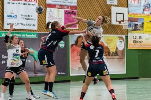 Katrin Schoeder SG H2Ku Herrenberg Kuties 04 Sinah Hagen VfL Waiblingen 10 Carolin Tuc SG H2Ku Herrenberg Kuties 07 hSG H2Ku Herrenberg Kuties vs VfL Waiblingen Tigers Handball 2 Bundesliga Women HBF 18 19 29 09 2018 SG H2Ku Herrenberg Kuties vs VfL Waiblingen Tigers Handball 2 Bundesliga Women HBF season 18 19 29 09 2018 Herrenberg Copyright: xEIBNER WolfgangxFrankx EP_WFK